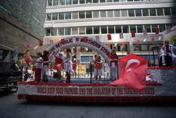 뉴욕에서 북키프로스 튀르크 공화국의 승인을 지지하는 터키계 키프로스계 미국인들.