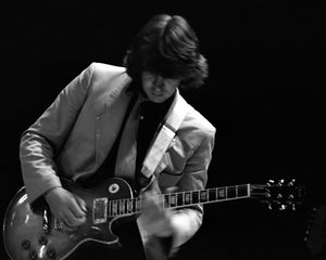 1980년대 초 오하이오주 클리블랜드 공연에서 블루스브레이커스에 복귀한 믹 테일러