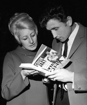 1967년 자이의 아내 이렌에게 그의 책 Mes victoires, mes défaites, ma vie를 보여주는 모습