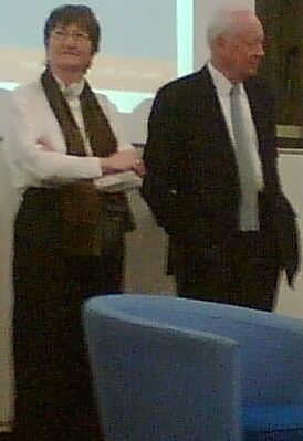 2007년 핸디(오른쪽)와 그의 아내 엘리자베스(왼쪽)