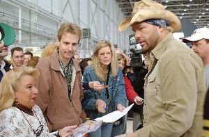 2003년 11월 17일, 에드워즈 공군 기지 1600 격납고에서 뮤직비디오 "아메리칸 솔저" 촬영 중 짧은 휴식 시간에 키스가 팬들과 함께 있다.