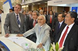 타입 마흐무드(왼쪽에서 세 번째)는 보르네오 컨벤션 센터 쿠칭에서 열린 국제 에너지 주간에 토르슈타인 데일 쇠트베이트(가장 왼쪽), 사라왁 에너지 베르하드 CEO와 함께했다.