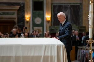 케네디의 장례식에서 조 바이든 대통령과 케네디의 관, 2024년 10월