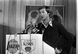 1974년 은퇴를 발표하는 웨스트