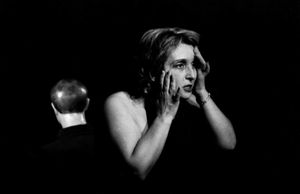 “안락의자에 앉은 남자에게 거절당한 사랑”