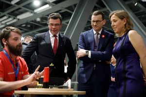 2018년 11월 폴란드 바르샤바에서 마테우시 모라비에츠키(Mateusz Morawiecki) 폴란드 총리 옆에 있는 보이치키