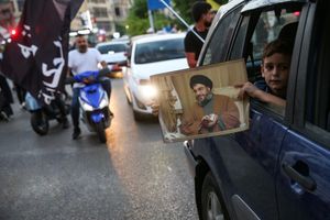 하산 나스랄라(Hassan Nasrallah)의 연설 중 열린 행진에서 그의 사진을 들고 있는 아이