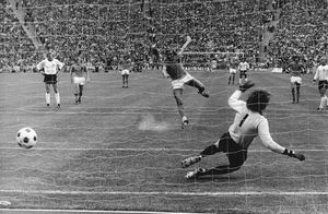 1974년 FIFA 월드컵 결승전에서 서독을 상대로 선제골을 넣는 네이스컨스
