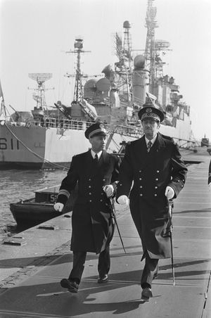 1976년, 암스테르담에서 프랑스 순양함 콜베르함에서 내리는 드골 부제독