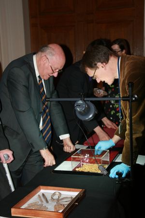 렌프루 경이 로마 금화 등 유물을 살펴보는 모습