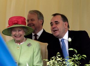 2007년, 엘리자베스 2세와 함께 제3대 스코틀랜드 의회 개회식에 참석한 샐먼드