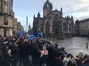 추모식 후 로열 마일(Royal Mile)에 모인 군중