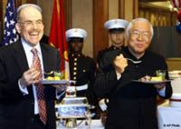 하토리와 제임스 줌월트(왼쪽), 미국 대사관 참사관은 도쿄에서 열린 미국 독립기념일 기념식에서 특별 메뉴를 시식했다. (2009년 7월 2일)