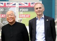 하토리는 팀 히친스(오른쪽), 주일 영국 대사를 주일 영국 대사관에서 만났다. (2013년 8월 28일)