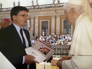 2011년 교황과 함께한 베닝