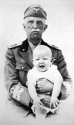 할아버지 비토리오 에마누엘레 3세에게 안겨 있는 비토리오