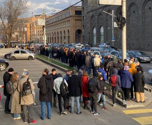 2024년 3월 17일, 아르메니아 예레반에 있는 러시아 대사관 앞에서 "푸틴 반대 낮 12시" 행사에 참여한 러시아 이민자들