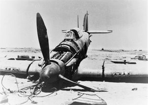전투 중 이탈리아군의 대공포에 격추된 영국 허리케인 전투기