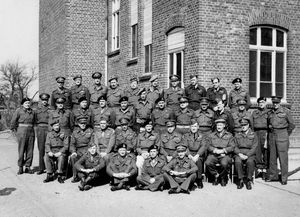 1945년 3월, 몽고메리 원수와 참모들. 세 번째 줄 왼쪽에서 일곱 번째에 시먼즈가 있다.