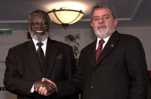 2004년 브라질 대통령 루이스 이나시우 룰라 다 시우바와 함께한 누조마.