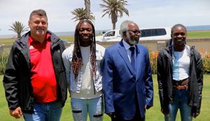 2021년 11월 24일 발비스베이에서 수상 경력이 있는 선수 비아트리스 마실린기와 크리스틴 봄바, 그리고 그들의 코치 헨크 보타와 함께한 샘 누조마.