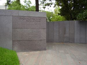 릴리와 휴 로이 컬렌 조각 정원 입구