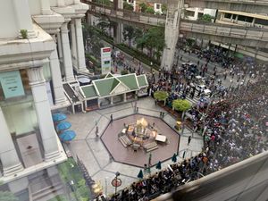 2020년 랏차프라송에서 열린 민주주의 시위 사진으로 에라완 사원이 보인다. 2021년 이곳에서 열린 비슷한 집회에서는 위구르 깃발이 등장했고, 2015년 폭탄 테러에 대한 위구르족의 책임을 주장하는 사람들로부터 비난을 받았다.