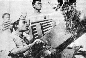 1946년 인도네시아 독립 전쟁 당시 대공포를 조작하는 인도네시아 청년