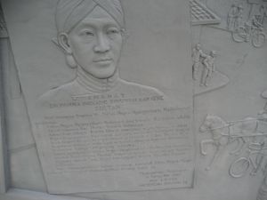 요기야카르타 귀환 기념비 정면 벽에 새겨진 술탄 하멩쿠부워노 9세의 인도네시아 독립 관련 칙령