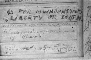 1948년 자바의 낙서: "자유는 우리 인도네시아인을 위한 것이다", "자유 또는 죽음", "네덜란드인들은 지옥으로 가라".