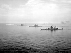 고속 전함의 대표격인 아이오와급 전함 4척. 앞쪽부터 아이오와, 위스콘신, 미주리, 뉴저지