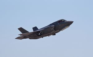 F-35B 항공기는 퀸 엘리자베스급 항공모함에서 운용된다.