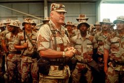 노먼 슈워츠코프 주니어 장군이 걸프 전쟁 중 미군과 대화하고 있다.