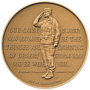 노먼 슈워츠코프 장군에게 수여된 의회 금메달의 뒷면