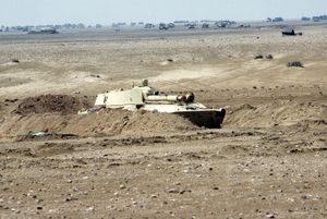 1991년 2월 28일, 사막의 폭풍 작전 중 버려진 이라크 공화국 근위대의 매복한 2S1 글보즈디카 122mm 자주포