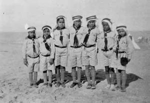 알무바라키야 학교 최초 소년 스카우트(1936~1938) 사진. 자베르 알아마드 알사바는 왼쪽에서 세 번째이다.