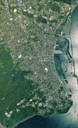 이부스키시 중심부 주변 항공사진. 2018년 4월 29일 촬영한 6장을 합성하여 작성. 국토교통성 국토지리원 [https://mapps.gsi.go.jp/ 지도·항공사진 열람 서비스]의 항공사진을 바탕으로 작성.