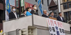 우쓰노미야 켄지(오른쪽에서 세 번째)와 야당 3당 당수의 응원 연설. 야당 당수들은 모두 마스크와 페이스 가드를 착용하여 감염 예방을 하고 있다.