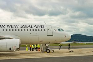 2015년 4월 25일, 로토루아에서 에어뉴질랜드의 마지막 국제선 출발 전 승무원 모습