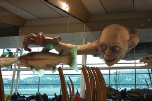 공항 내 거대한 조각상 이미지