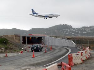 2006년 착륙하는 에어 뉴질랜드 보잉 737 항공기. 전경에는 남쪽 활주로 안전 지역 건설 현장이 보인다.