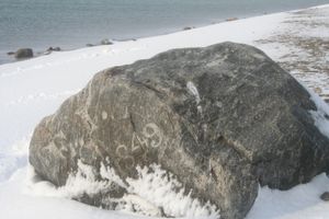  "E.I. 1849": HMS 엔터프라이즈(1848년 진수)와 HMS 인베스티게이터(1848년 진수), 로스 탐험대 대원이 캐나다 누나부트 준주 소머싯 섬에 새긴 글씨