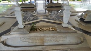 국립 모스크 영웅묘지(Makam Pahlawan), 쿠알라룸푸르에 있는 툰 이스마일의 묘소.
