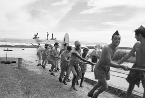 1945년 8월, 왕립 공군(RAF) 승무원과 현지 스리랑카인들