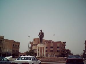 2003년 바그다드에 세워진 아드난 카이랄라 동상