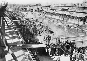 1917년 바스라, 아샤르 크릭 강둑을 따라 이동하는 터키 포로들, 화이트리 다리 근처.