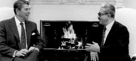 1984년 11월 26일, 레이건과 회담하는 아지즈
