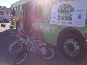 "Stuff-a-Bus" 크리스마스 장난감 모금