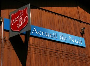 스위스 제네바의 야간 쉼터 측면에 표시된 구세군 붉은 방패 로고.