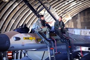 이스라엘 공군 조종사들이 F-16D 바락(Barak) 상단에 앉아 있다.